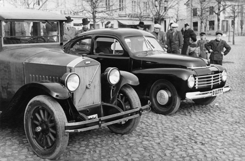 1948 - Volvo PV444 and PV4 on Stora Torget in Motala (digitaltmuseum.se - Tekniska museet)