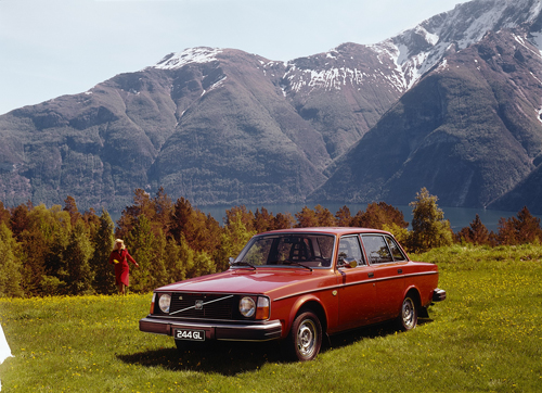 1975 - Volvo 244 GL in the Swiss or French mountains?