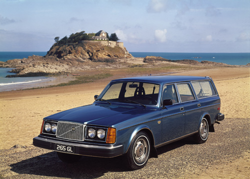 1977 - Volvo 265 GL on the beach near Fort du Guesclin in Saint-Coulomb, Bretagne in France