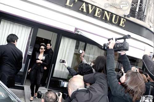 2012 - Rihanna leaving Restaurant L'Avenue in Paris