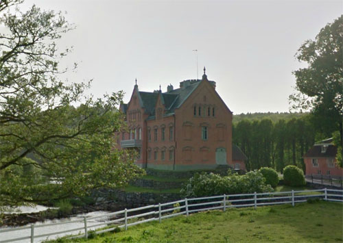 2013 - Gåsevadholms slott at Gåsevadholmsvägen in Kungsbacka (Google Streetview)