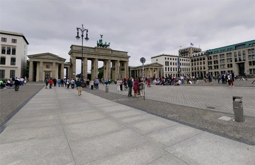 2016 - Brandenburger Tor at Pariser Platz in Berlin (Google Streetview)