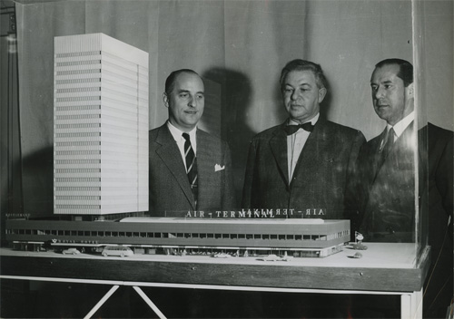 1955 - SAS Royal Hotel model presentation attended by Arne Jacobsen and Alberto Kappenberger